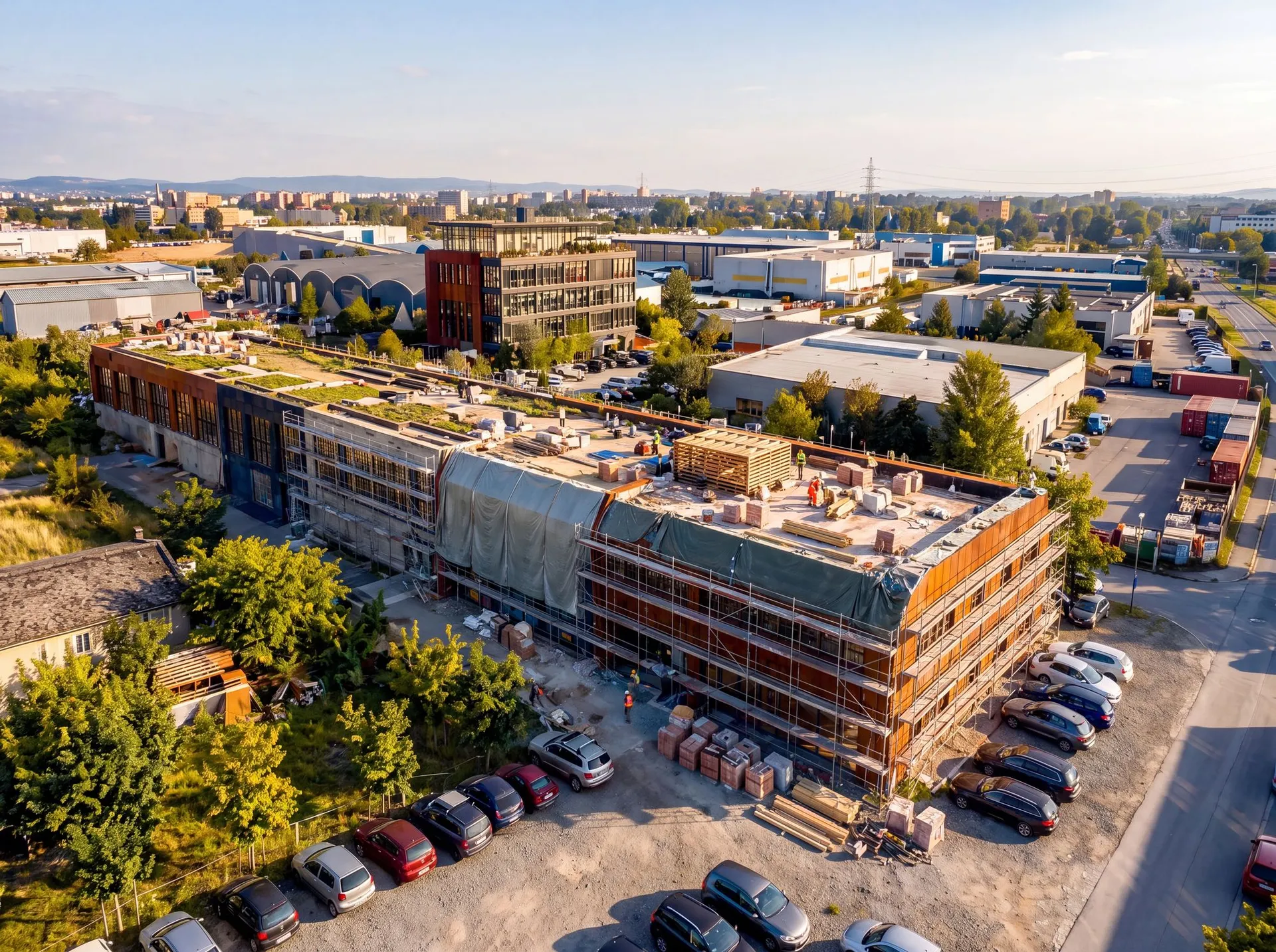 Vizualizace výstavby kampusu NEXUS — lešení a práce na fasádách